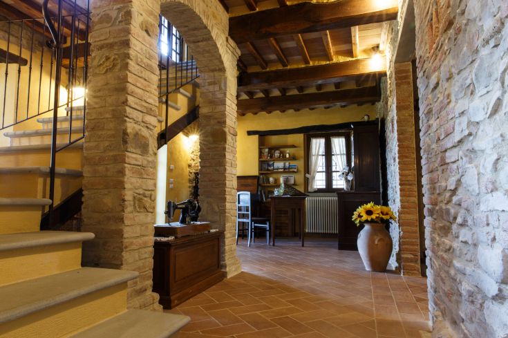 Innerhalb eines Landhauses, charakterisiert durch eine einfache Atmosphäre, rustikale Details und typische Möbel.