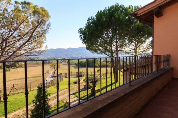 Blick von den Terrassen des Agriturismo Bonavita, umgeben von der üppigen umbrischen Landschaft.