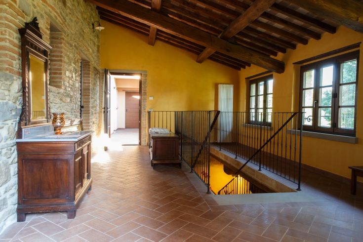 Einfacher Eingang zu einem Bauernhof mit freiliegenden Balken und Holzelementen.