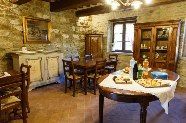 Gemütliche und warme Küche mit Holzmöbeln und einem Tisch voller einfacher Speisen.