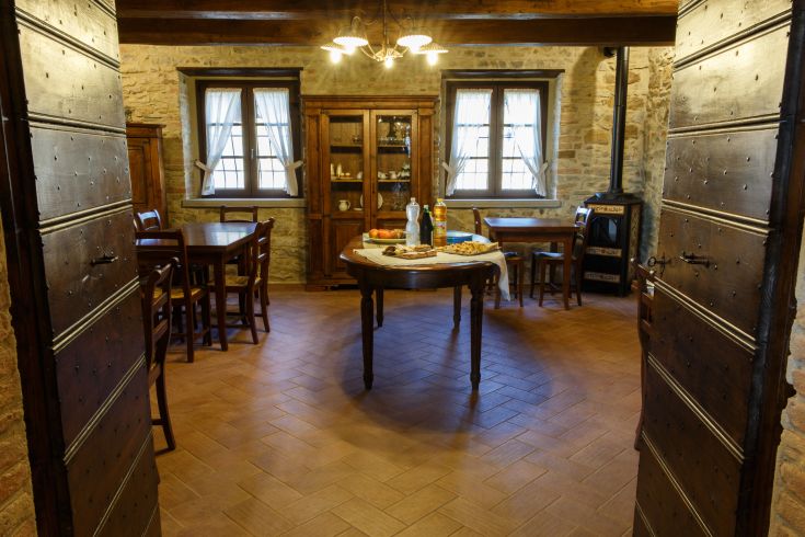 Eine einladende Küche mit Holz- und Steinelementen, ideal für Familienmomente.