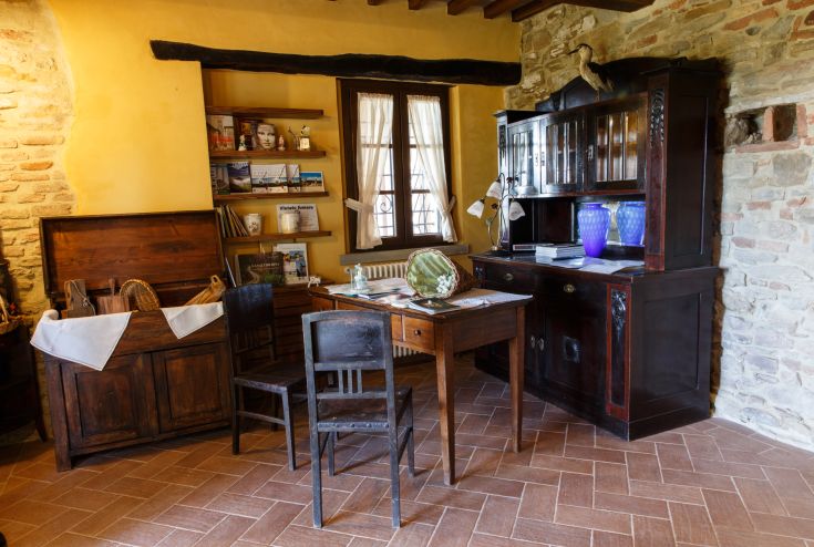 Eine einfache Küche in einem Agriturismo mit Holz Möbeln und Steinwänden. Ein idealer Ort für einen entspannenden Aufenthalt.