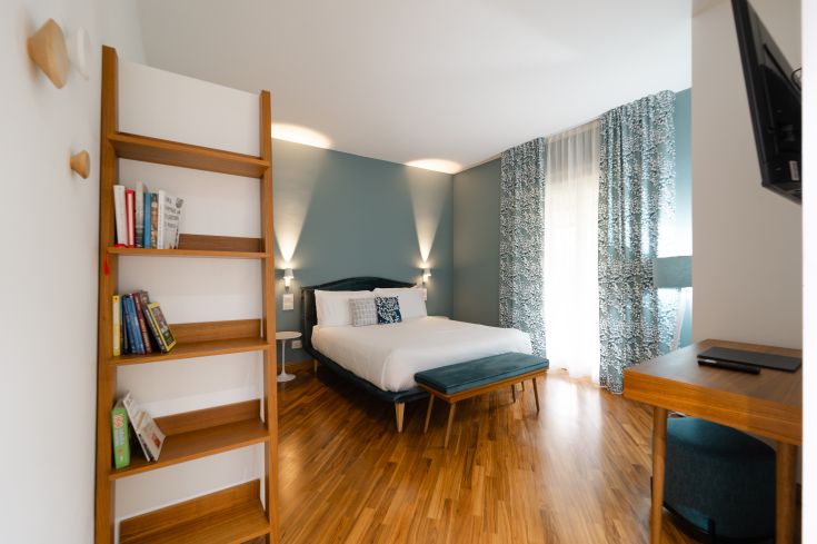 Sober bedroom featuring contemporary furniture and simple details, set in a relaxing environment.