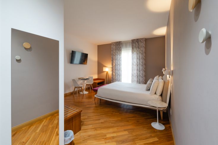 Simple and comfortable bedroom, practically furnished for a pleasant and serene stay.