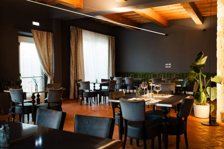 A modern and cozy restaurant with simple details and functional furniture.