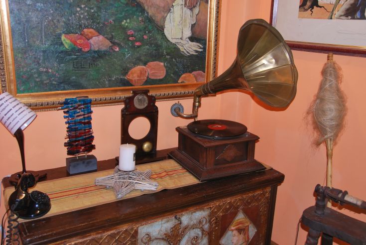 Un coin vintage chaleureux avec un gramophone et divers objets anciens, créant une atmosphère accueillante.