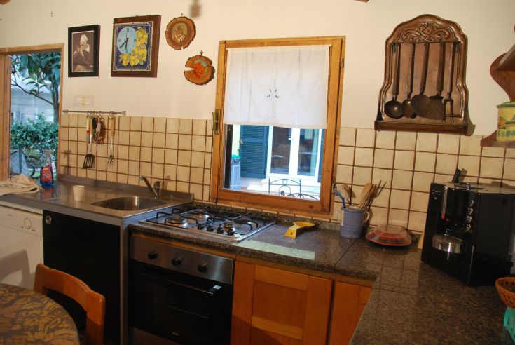 Un coin de cuisine lumineux avec des détails rustiques, parfait pour des moments de convivialité.