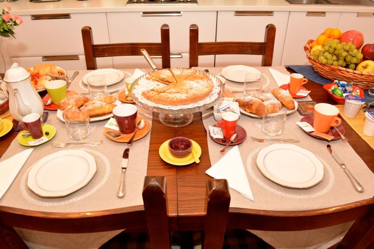Une table garnie de diverses délicieuses options pour un petit déjeuner simple et agréable en famille.