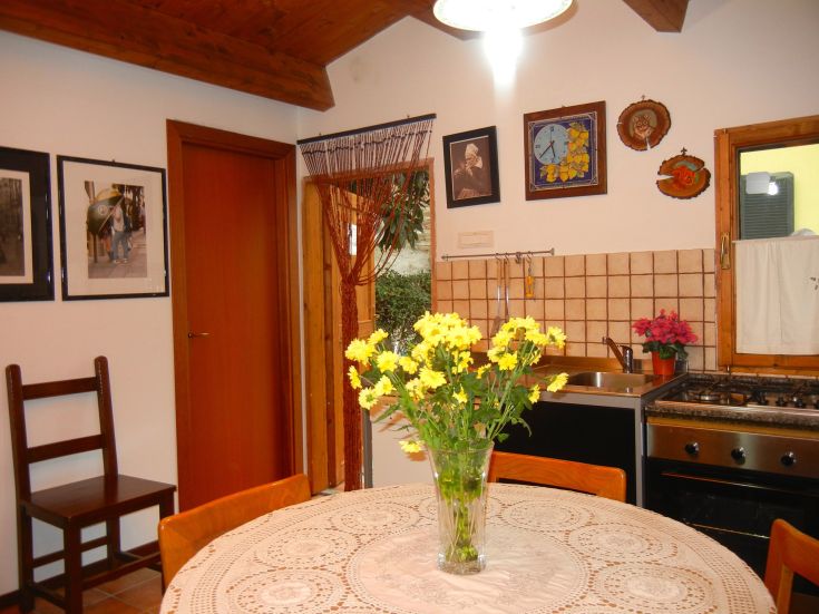 La cuisine d'un B&B avec des fleurs fraîches et des détails simples dans une ambiance tranquille.