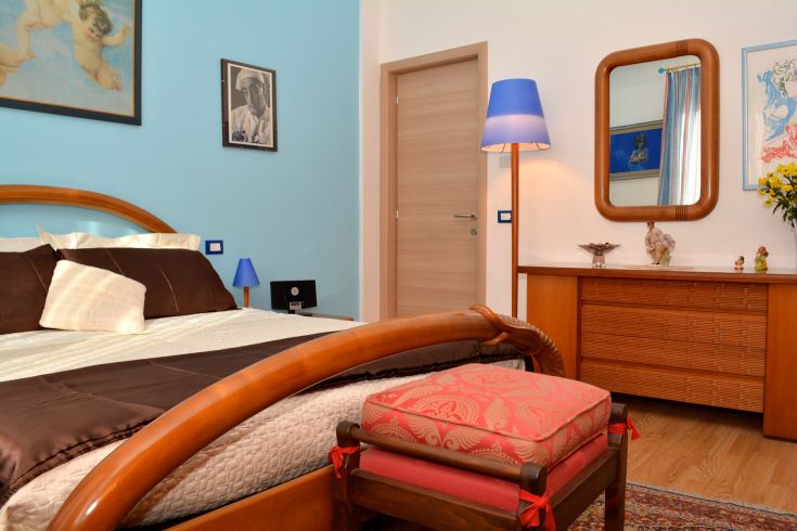 Chambre lumineuse et bien meublée, parfaite pour profiter d'un séjour serein et confortable.