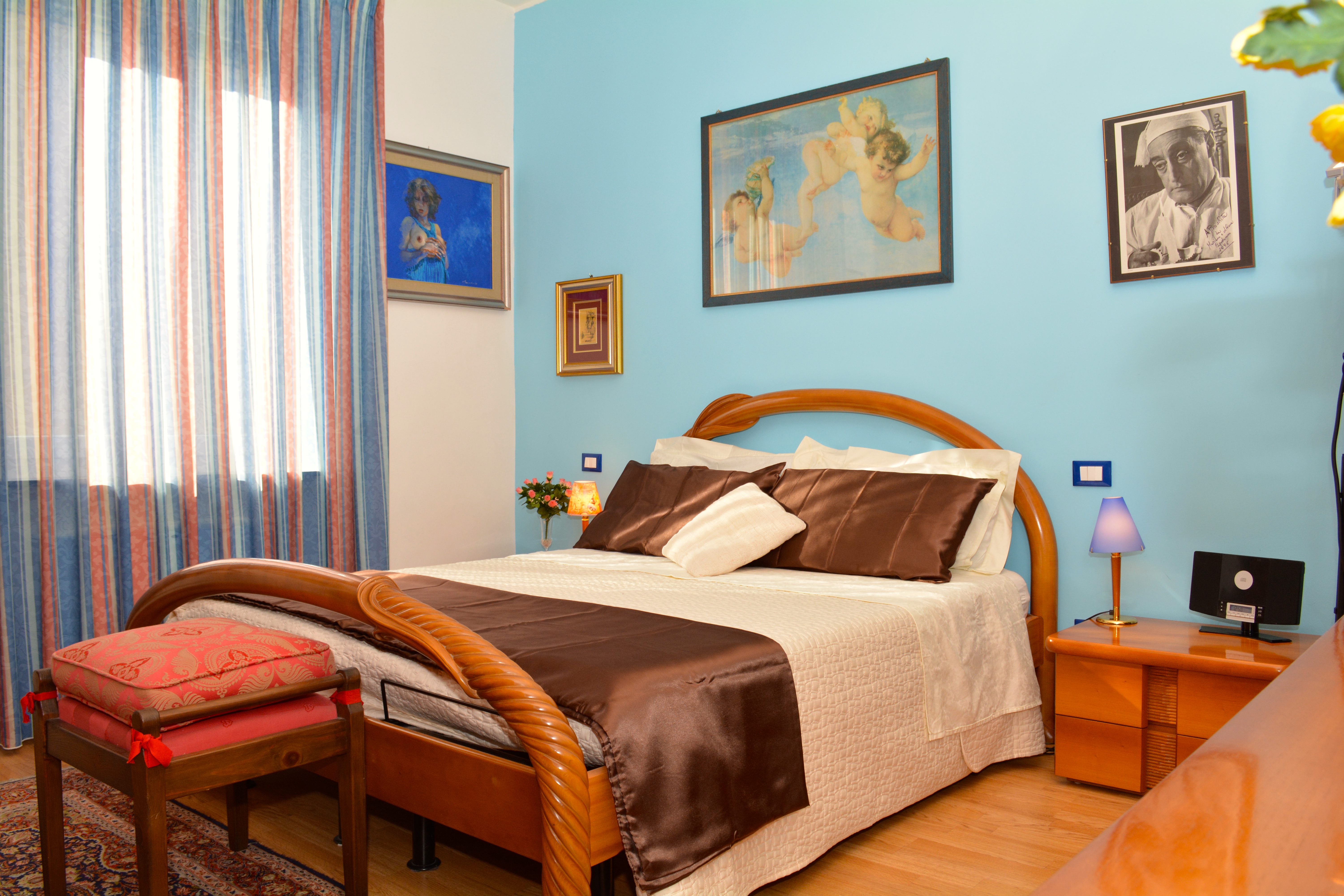 Camera semplice in un B&B, dotata di un letto matrimoniale e arredamento sobrio. Ambiente tranquillo e confortevole.