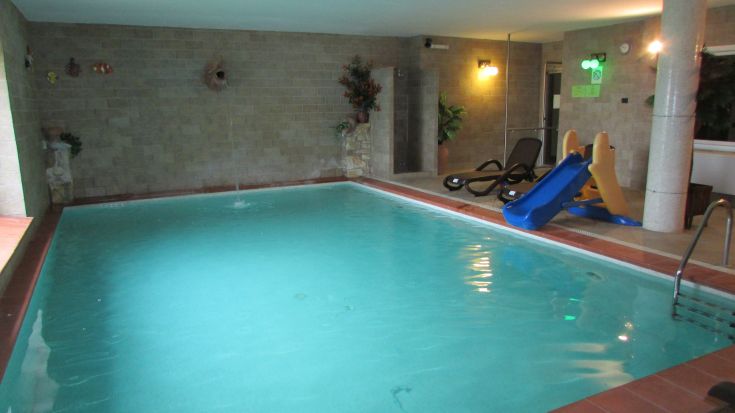 Ein innenliegender beheizter Pool in einer Unterkunft, umgeben von der Natur der Umbrien.