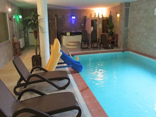 Bequemer Raum mit beheiztem Innenpool, perfekt für Entspannung und Freizeit.