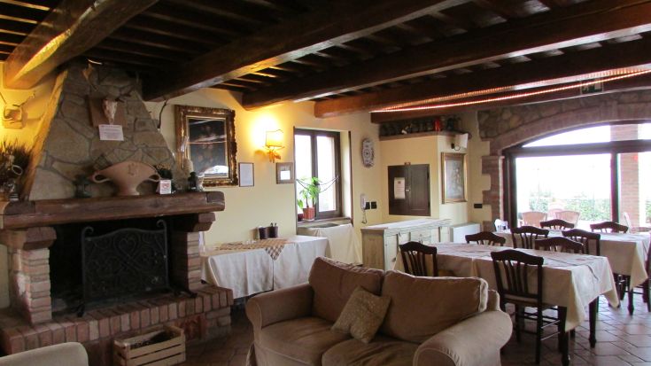 Eine warme und einfache Atmosphäre in einem Agriturismo, perfekt zum Entspannen und geselligem Zusammensein.