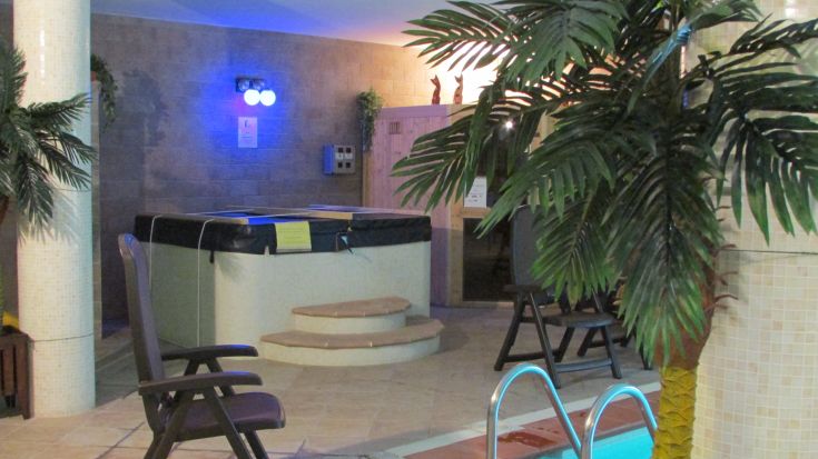 Entspannungsbereich mit Whirlpool in einem Agriturismo, eingebettet in die üppige umbrische Natur.