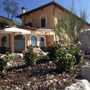 Eine Struktur im Nationalpark Sibillinische Berge, umgeben von einem gut gepflegten Garten.