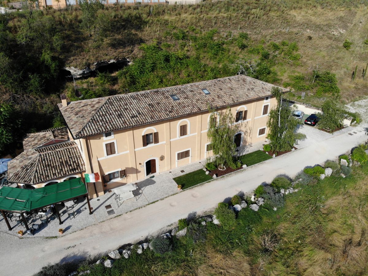 Palazzo situato nel Parco Nazionale dei Monti Sibillini, a breve distanza dal centro di Norcia.