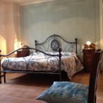 Gemütliches Zimmer mit Schmiedeeisenbetten und rustikaler Einrichtung in ruhiger Umgebung.