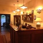 Eingang eines Palastes mit warmer Beleuchtung und Holzinterieur.