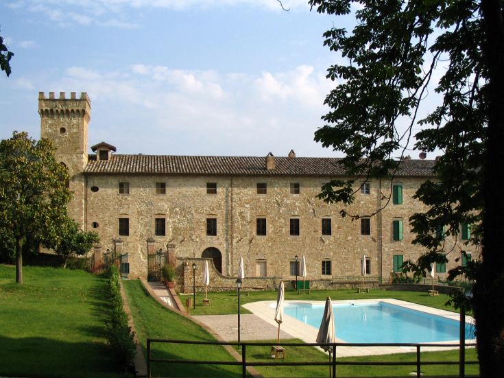 Soggiornare a Pucciarella vuol dire essere ospitati in un palazzo tipico dell'Umbria, dotato di piscina e giardino.