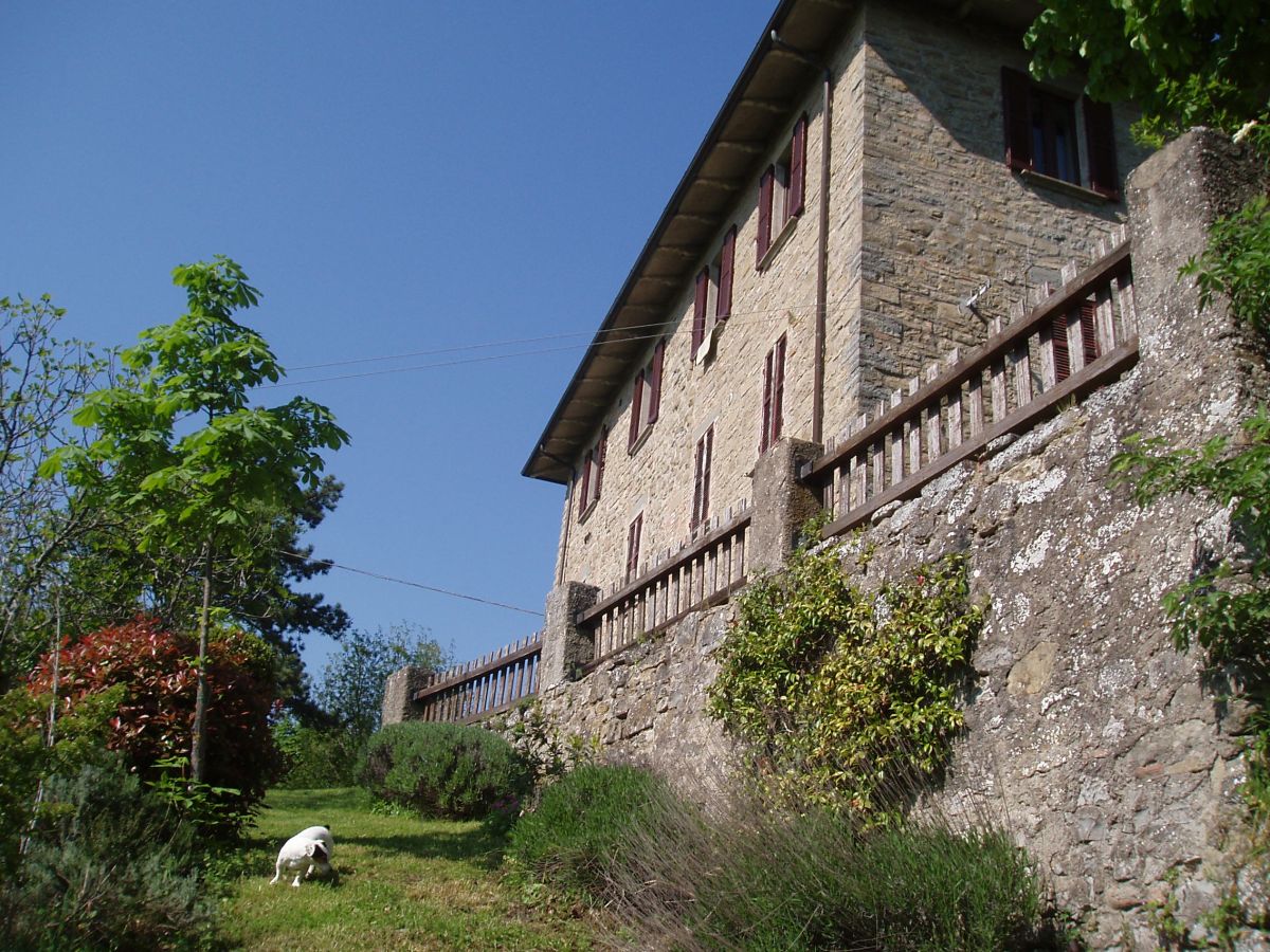 Agriturismo Belmonte presenta un appartamento con panorama sulla valle e accesso a un giardino.