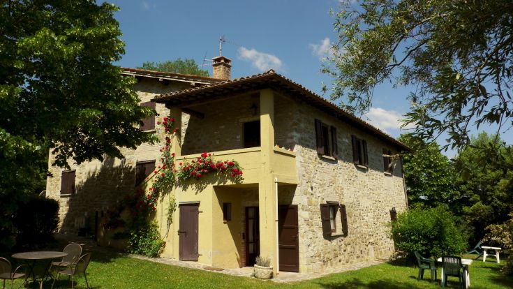 A countryside farmhouse surrounded by greenery, ideal for a peaceful and rejuvenating break.