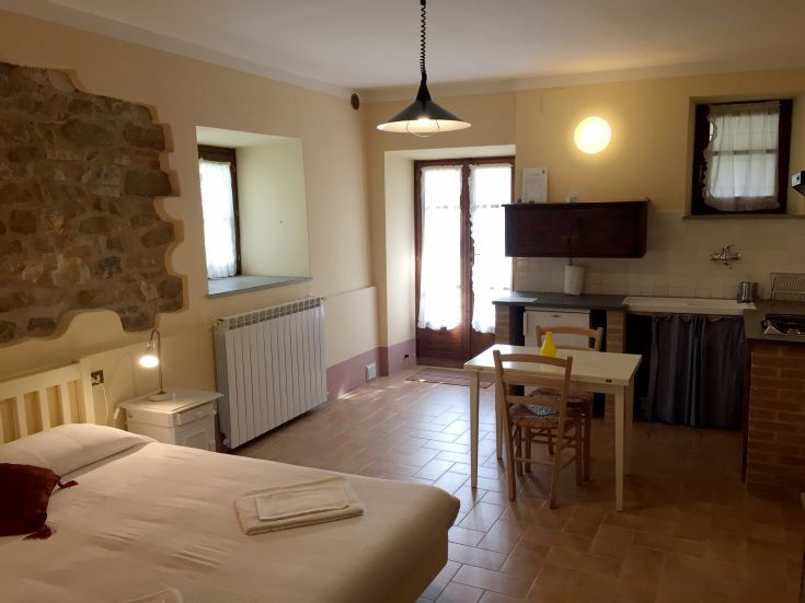 Cozy room with essential and comfortable furniture, perfect for a peaceful stay in the surrounding nature.