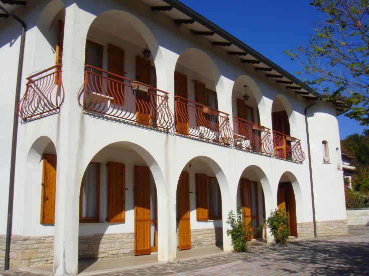 A palace surrounded by green areas, featuring wrought iron balconies, perfect for moments of tranquility.