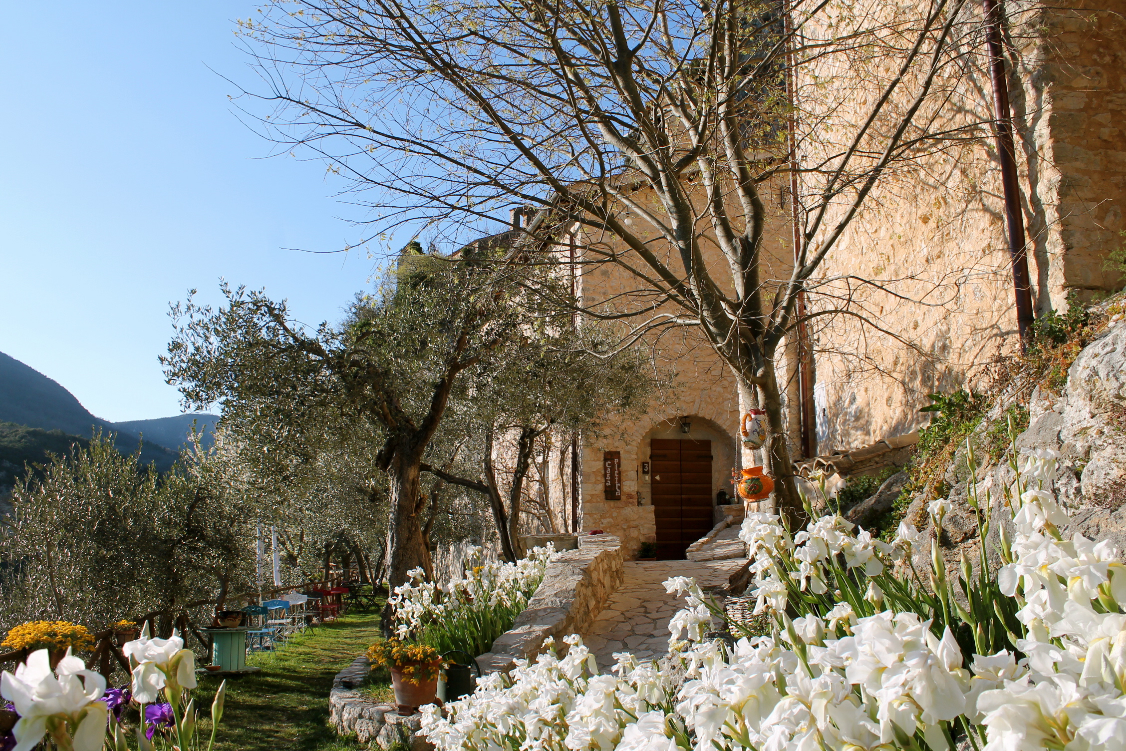 Un'accogliente guesthouse situata nella campagna umbra, all'interno di un borgo medievale ristrutturato.