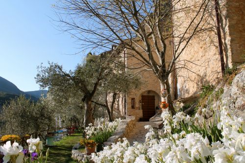 Ein einladendes Gästehaus in der umbrischen Landschaft, in einem restaurierten mittelalterlichen Dorf.