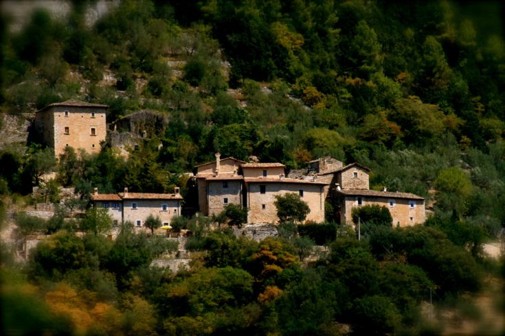 Un village restauré situé dans la paisible campagne ombrienne, entouré de verdure et de tranquillité.