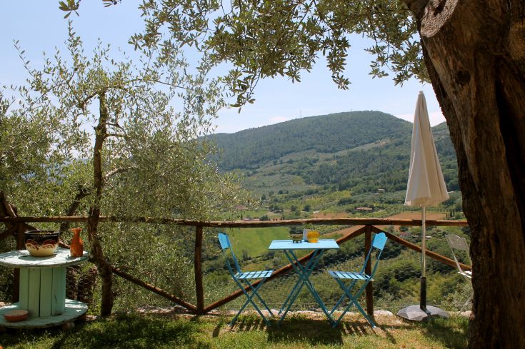 Un coin tranquille avec vue sur les collines ombriennes, idéal pour une pause relaxante.