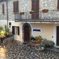 Panorama di un accogliente B&B circondato da un giardino, con decorazioni luminose e un'atmosfera tranquilla.