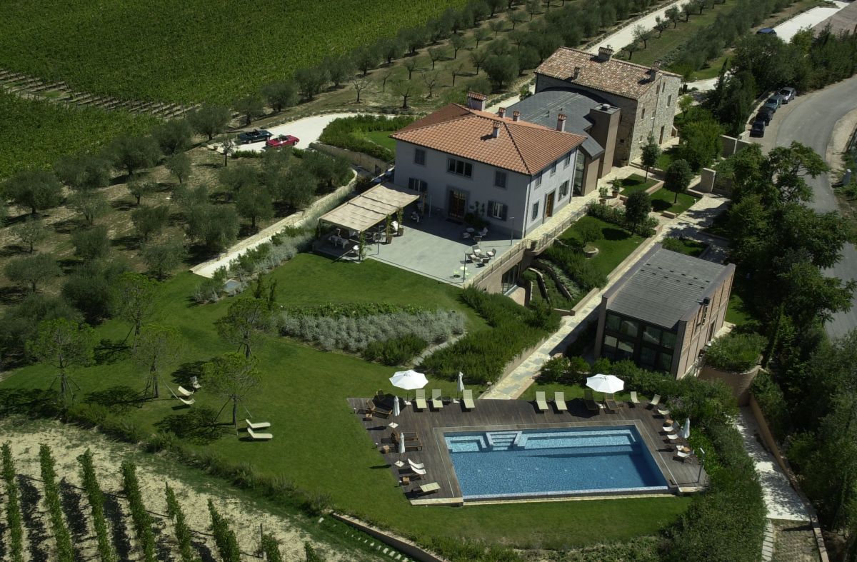 Harmonious structure in the countryside with a pool and gardens, nestled among the hills of Todi.