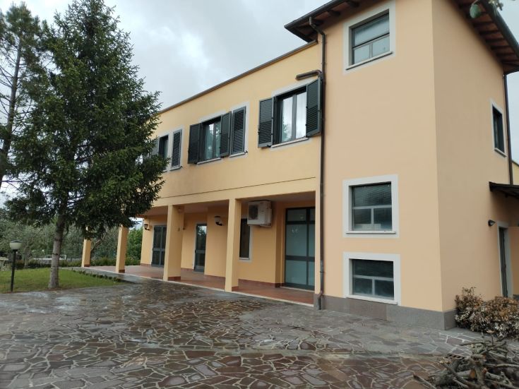 Simple structure surrounded by greenery, woods and hills, perfect for a break in nature.