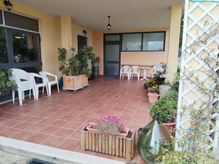 A spacious terrace with plants and chairs, perfect for relaxing moments outdoors.