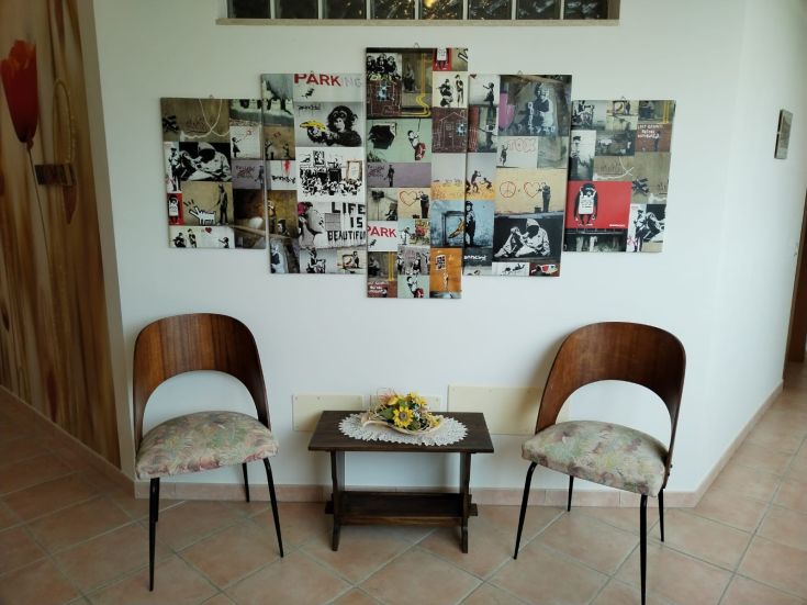 A comfortable space with a decorative wall, two chairs, and a table. Perfect for events or relaxation moments.