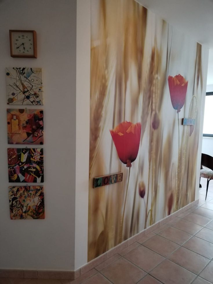 Details of a relaxing interior with subtle decorations and green plants.