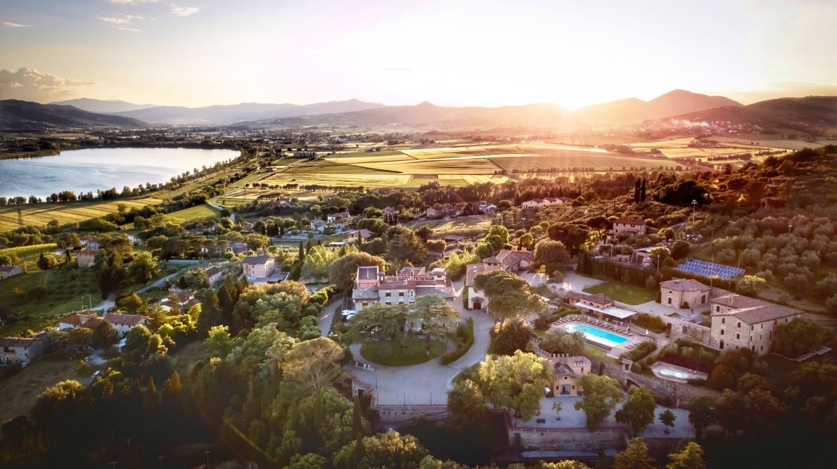 Una scena al tramonto su un resort circondato dalla natura.