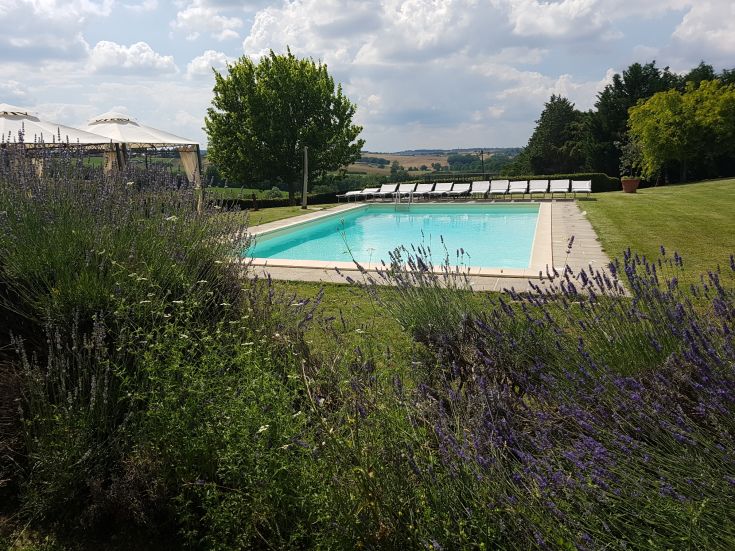 Una villa con piscina e giardino, situata in un tranquillo angolo tra Umbria e Toscana, ideale per il relax.