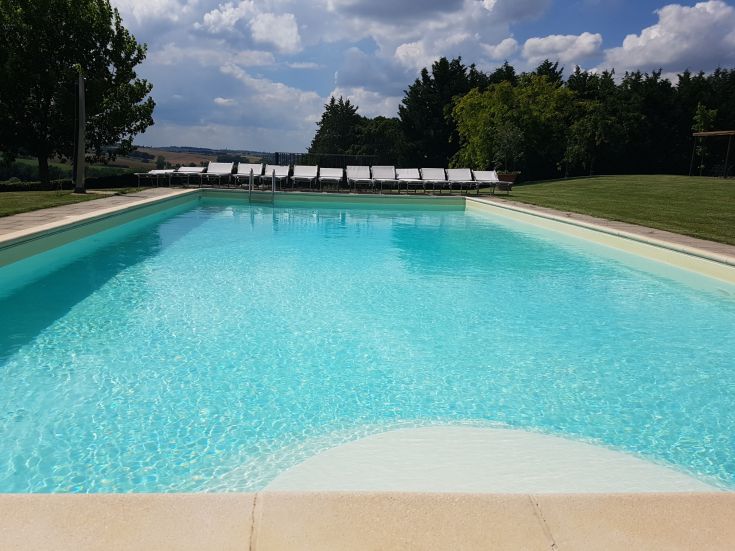 Rilassati in questa piscina circondata dal verde, perfetta per trascorrere del tempo con famiglia e amici.