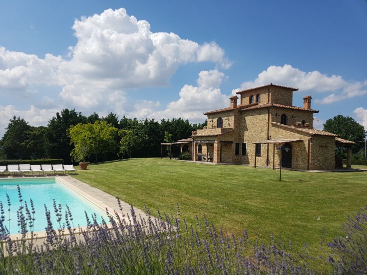 Ampia villa in pietra con piscina, circondata da spazi verdi, ideale per una vacanza in Umbria.