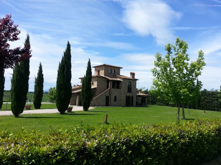 Ampio e confortevole casolare in pietra circondato da un giardino, perfetto per trascorrere un soggiorno con la famiglia o gli amici.
