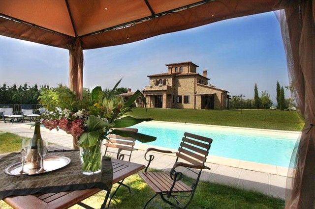 La villa A Chiaraluna è un’accogliente struttura immersa nella natura, dotata di piscina e spazi ampi per gruppi. Ideale per una fuga con famiglia e amici.