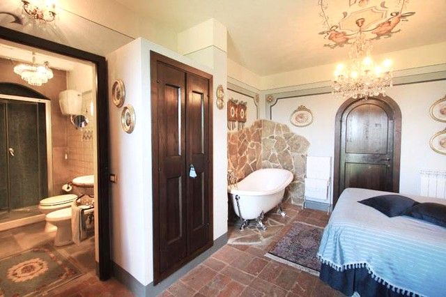 Camera sobria dotata di bagno e vasca, con decorazioni in stile rustico.