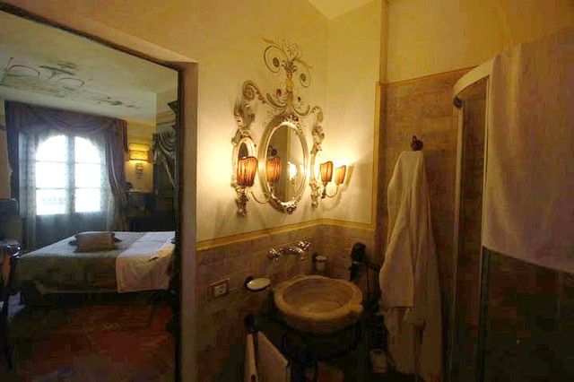 Interno di un bagno con elementi classici e accessori curati.