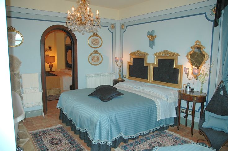 Camera ben arredata con letti confortevoli, elementi decorativi dal gusto classico, ideale per un soggiorno tranquillo.