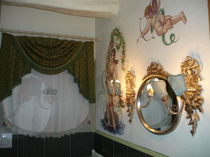 Un bagno accogliente con decorazioni semplici e una pittura sobria, che offre un'atmosfera confortevole.