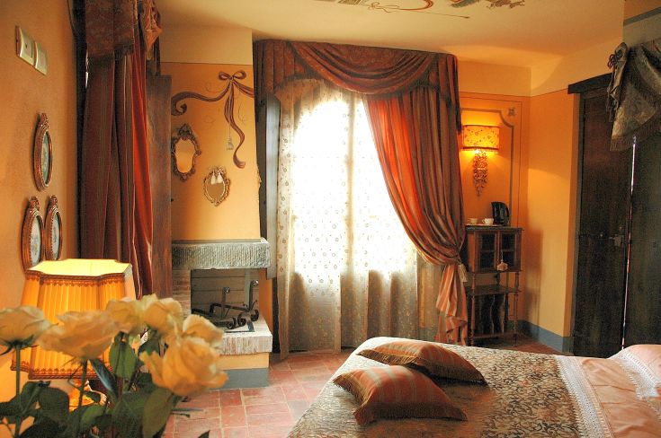 Camera confortevole con tonalità calde, finestre luminose e dettagli semplici. Ideale per momenti di relax.