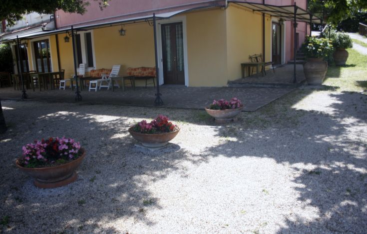 Un B&B tranquillo immerso nel verde, con camere semplici e un portico con vista sul giardino.